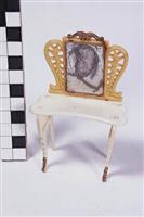 S2003-782 detail.jpg; S2003-0782; Doos met losse onderdelen van poppenhuismeubilair, bestaande uit onder andere een bed, 4 stoelen, kaptafel, 2 grote kandelaars, 1 kleine kandelaar, schoenlepel en een baby; poppenhuismeubel